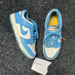 Nike Dunk low Coast - Tja! Säljer dessa Dunks i strl 38.5. Fint skick, kvittot finns digitalt. Boxen saknas dock. Hör gärna av dig om du har någon fundering eller vill komma med ett bud! ✌🏻 