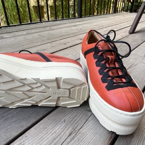 Gram skor 38 - Ett par super feta höga skor. Dehär är dom coolaste skorna jag äger, tyvärr aldrig använt för dom är lite för stora! 