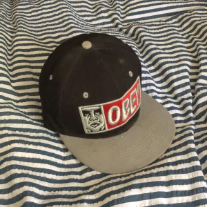 OBEY - små sliten keps, därmed priset