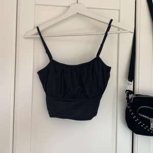Top  - En fin top. Knappt använd. Nyskick. säljs billigt.