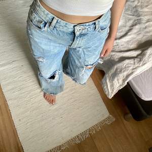 Säljer dessa jeans ifrån Berskha.  Köpta här på Plick för 500kr. Köparen står för frakt.