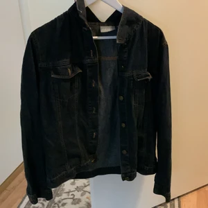 Storlek 44  - Jeans jacka ifrån Kappahl aldrig använt den är i bra skick! 