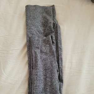 Tränings byxor - Ett par grå tränings tajts i fint skick. Använt ett par gånger men säljer då de aldrig kommer till användning längre. Minns ej vart jag köpte dem. Katt och hund finns i hemmet. Storlek M men passar för s. Spårbar frakt med postnord för 59kr💙.