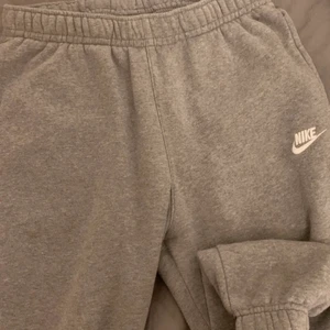 nike tech byxor - köpt från man avdelningen och är i väldigt bra skick, säljer pga har dubbla