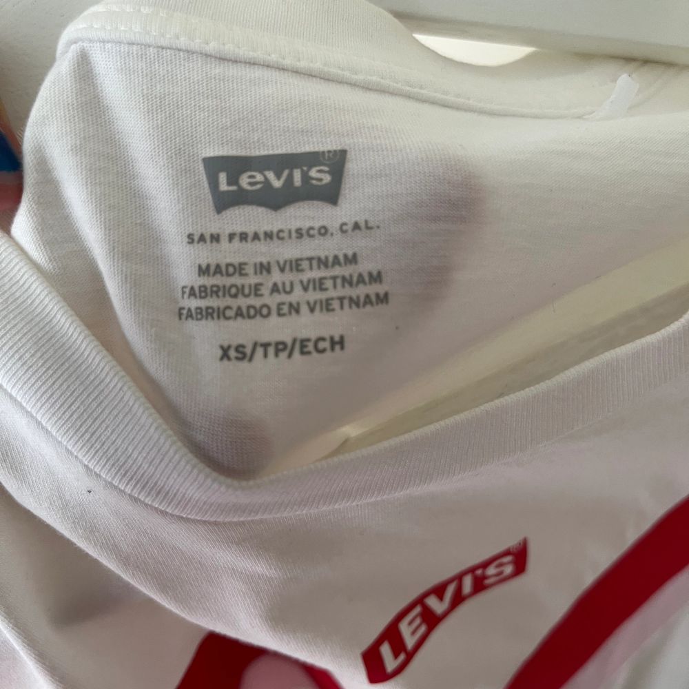 Nästan helt oanvänd Levis t-shirt som är storleken xs. T-shirts.