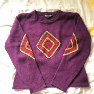 Lila tröja  - Fin lila stickad tröja men virkade detaljer. Köpt secondhand men är fortfarande i fint skick. Jag tycker att den påminner lite om en unif-tröja :) På plagget står det M/L men jag skulle uppskatta den till ungefär S.