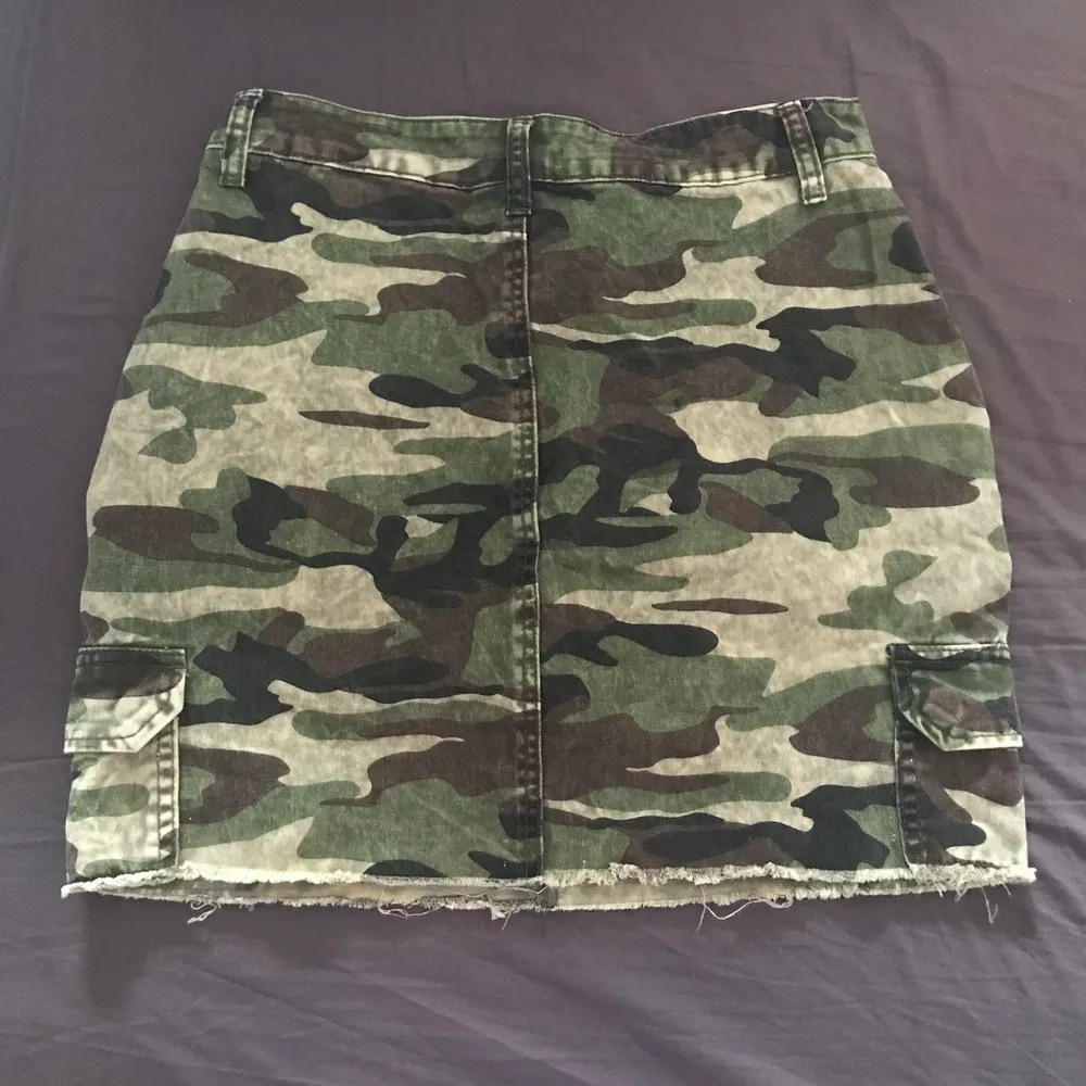 Militär kjol i jeans material från Boohoo, bra skick! Köparen står för frakt! 💞 . Kjolar.