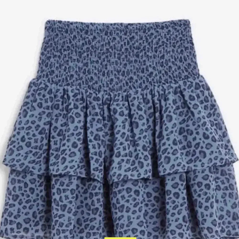 Säljer denna jätte fina kjol från Kappahl då den inte kommer till användning💙 den är i storlek 152, passar xs/s💗 använd få gånger. Kjolar.