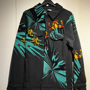 Nike Lebron James jacka  - Höst/vårjacka, lite oversize, storlek S.  Aldrig använd, köpt nyligen för 1200 kr. Köpare betalar för frakt