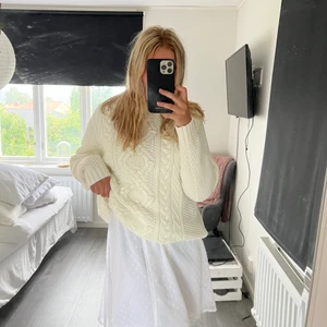Stickad trlja - Säljer denna vita stickade tröjan i storlek S men den är oversized! 100 kr 