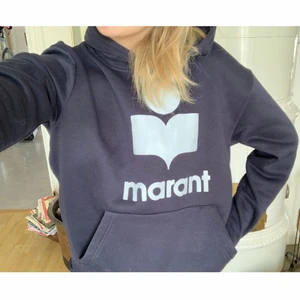 Isabel marant hoodie - Säljer denna snygga marinblå Isabel marant hoodie som är köpt här på Plick. Kan inte garantera äkthet då det är ganska billigt material och därav priset! Strl s! Först till kvarn!