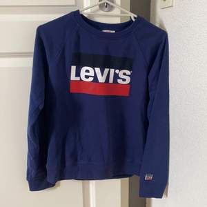 Säljer en äkta Levi’s tröja i storlek S. 100 kr + frakt