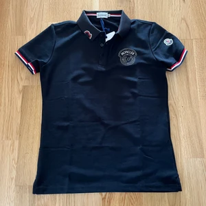 Moncler piké  - Helt ny och äkta moncler pike i storlek M som är väldigt sällsynt. Alla lappar på pikén finns kvar och den är helt oanvänd.  