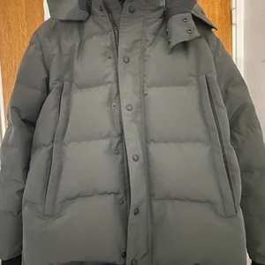 Canada goose Jacka - Hej! Jag säljer nu min canada goose wyndham parka black label då jackan är lite för stor för mig. Det finns inga skador eller några konstigheter. Storlek S men passar även M. Black label. Färgen på jackan är Grå. Päls kommer med jackan.  