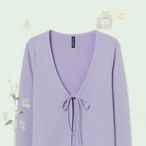 🍒 fin kofta i bra skick🍒 - 🧸LÅNAD BILD🧸 Gullig coquette kofta i bra skick🥿 Har aldrig använt den tyvär💌Kontakta mig för mer bilder eller frågor💗🛍ANVÄNDER EJ KÖP NU🛍