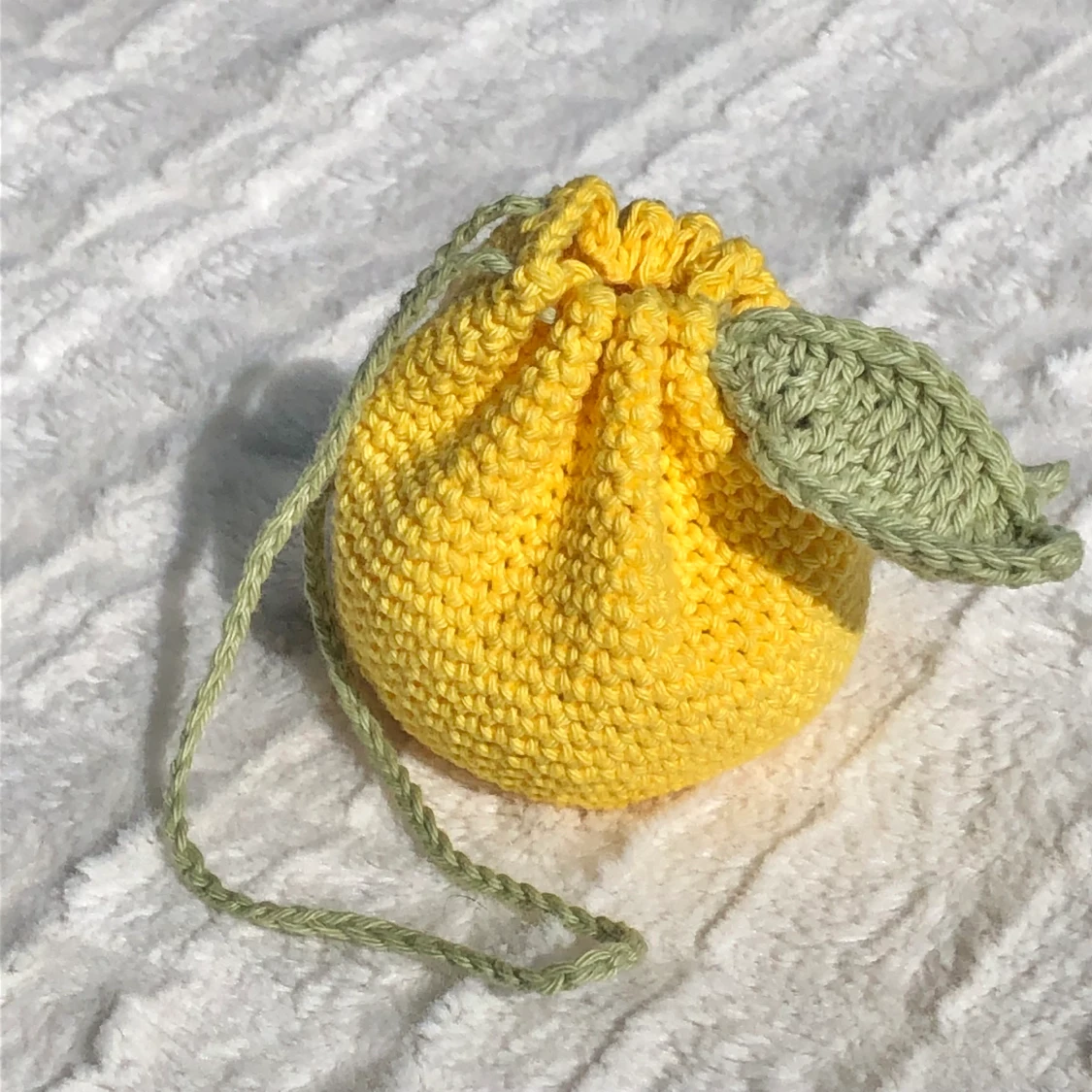 Handvirkad citronväska