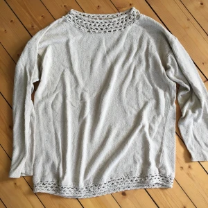 Stickad tröja beige med hålmönster  - Storlek M 