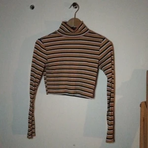 Vintage turtleneck crop top från h&m - Skitsnygg turtleneck tröja från h&m. Den är vit, gul, rosa och svart. Materialet är tjockt, så den passar perfekt till hösten. Bor i Jakobsberg, men kan mötas upp i hela Stockholm om det kan nås via SL trafik.
