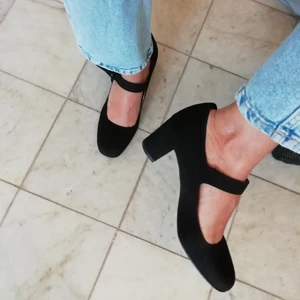 skor pumps  - ett par svarta pumps. Köptes i Danmark. Jättefina. Material Mocka. klack 5 cm 