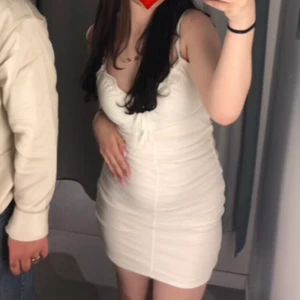 Klänning - En jättegullig klänning då jag tyvärr inte kan använda för den va för stor. Nypris 399kr men begär 200kr