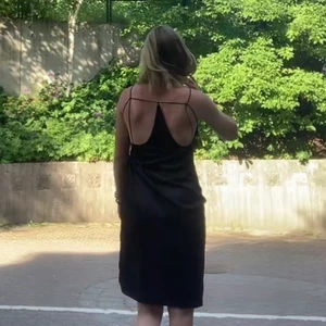 Klänning  - Svart matt klänning från nakd