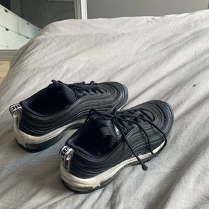 Nike air max 97 - Skorna är ganska bra skick. Skorna tvättas innan dom säljs. lite slitna snören.