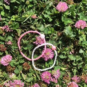 🫶🏼BFF ARMBAND🫶🏼 - Två stycken super fina bff armband 💕 OBS! Det vita är lite mindre men de är typ samma. De passar 10-12 år! 