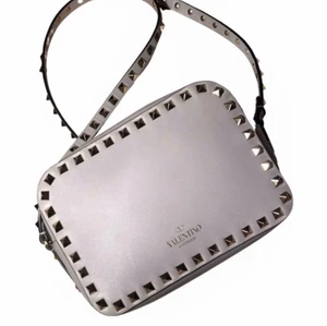 Valentino crossbody bag - Säljer min superfina gråblå valentino crossbody bag. Sällsynt färg!!! Jättefint skick o sparsamt använd. Original tags o dustbag medföljer  Kom med bud💙