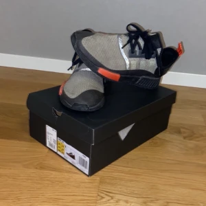 NMD ADIDAS  - Hela o rena har knappt använt dom perfekt sommar skor och jätte sköna att ha på sig. Köpta i affär för 1100kr