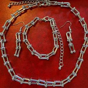 U-form chuncky Set halsband,armband och örhängen,Hög kvalitet rostfritt stål= 199kr Halsband=100kr Armband=50kr Örhängen=50kr Följer med lådan 