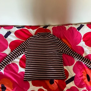 Randig polo från monki -  randig polo i snygga färger! 🌷 storlek S, stretchigt material. frakt tillkommer alternativ upphämtning i Lund eller Malmö 