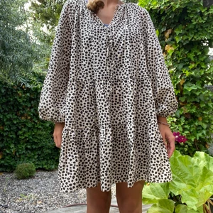 Sommarklänning  - Jättefin sommarklänning från Hm som i princip är helt oanvänd Säljer då den tyvärr är för stor för mig. Den är i storlek S men är lite större i storleken så skulle säga att den passar S-L beroende på hur man vill att den sitter. Köparen står för frakten💕