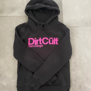 Dirtcult hoodie äkta - Nu säljs denna helt äkta dirtcult hoodie med rosa text! Den är i storlek S och säljs för 300kr, priset diskuteras och kan ändras privat. hör av dig vid intresse!💗 frakten är ungefärlig och kan sänkas eller höjas med några kronor! Står ej för postens slarv