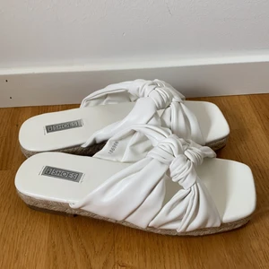 Vita tofflor - Vita tofflor/sandaler/slip-ons från NLY i storlek 37, dock lite små i storleken så skulle säga att det passar 36, alternativt 37 med smala fötter. Använda endast en gång en kort stund (pga för små för mig). 🌸