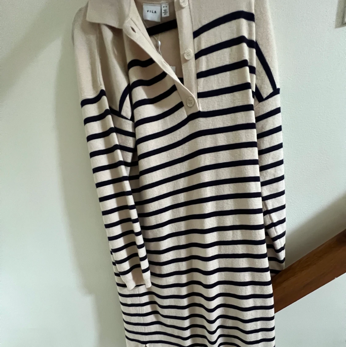 Vila stickad vit/blå randig klänning