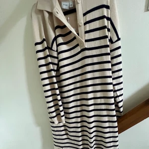 Vila stickad vit/blå randig klänning - Nypris 600kr, prislapp finns kvar och den har aldrig använts. Säljer för 350kr