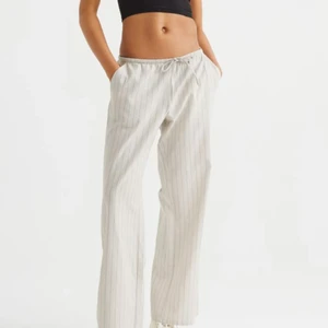 Linnebyxor  - Säljer nu dessa super fina och väldigt eftertraktade linnebyxorna från h&m som jag tidigare köpt här på Plick 💗 bra skick och använda ett fåtal gånger men säljer dem nu för att de inte kommer till nån användning 💗🌸🥰