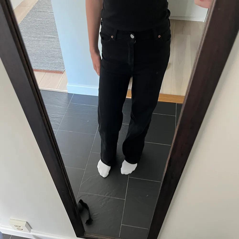 Säljer mina super fina jeans från drdemin som är i fint skick. De är rätt så långa i benen och midrise! Skriv för fler bilder elr funderingar!!💗💗Nypris 600kr, köpare står för frakt!!. Jeans & Byxor.