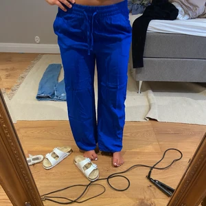 Byxor från zara storlek s  - Sköna blåa byxor från zara med stora fickor baktill