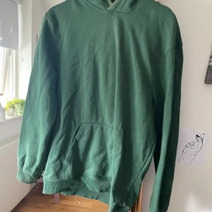 Grön hoodie  - Lite fläckar vid halsen och slutet på ärmarna men inget som syns jättemycket 