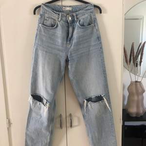 Snygga ljusa blåa jeans från Gina Tricot men hål på knäna! 🎀 kan mötas upp i Karlshamn alternativ skicka, fraktkostnad 66kr 💕