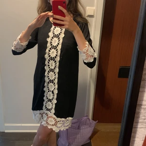 Fin broderad klänning - Svart klänning med fina broderade detaljer💞