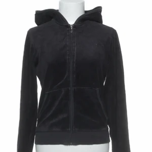 Juicy couture huvtröja svart - En svart juicy couture huvtröja. Kan frakta spårbart för 66kr.