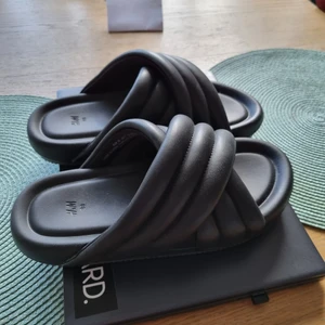 Sandaler från HM - Säljer ett par väldigt sköna och snygga sandaler/SlipOns. Storlek 38. Helt oanvända. Var inte min storlek tyvärr. Inköpta för 150 kr på HM. Finns i Ektorp, Nacka, Stockholm. Först till kvarn!