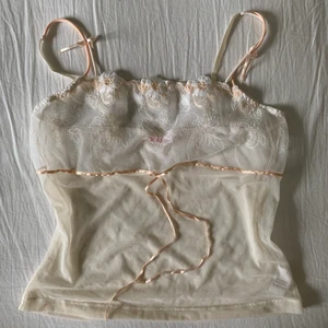 Genomskinligt linne - Genomskinligt linne i meshaktigt material med spets 🤍 jättefint med linne eller bh under 🤍 strl 42 men passar mig som är XS/S, kontakta mig privat för billigare frakt