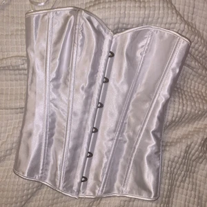 korsett - vit korsett i strlk medium, aldrig använd