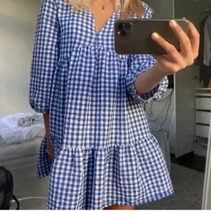 Zara klänning - En super fin klänning från zara! Den är slutsåld! Budet ligger på 350kr🥰 köp direkt för 500❣️ TRYCK INTE PÅ KÖP DIREKT!