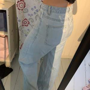 Ljusa baggy jeans med fjärildetalj i bak, säljs pågrund av att de inte används längre! Väldigt bekväma o snygga på sommaren✨