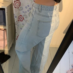 Baggy jeans - Ljusa baggy jeans med fjärildetalj i bak, säljs pågrund av att de inte används längre! Väldigt bekväma o snygga på sommaren✨