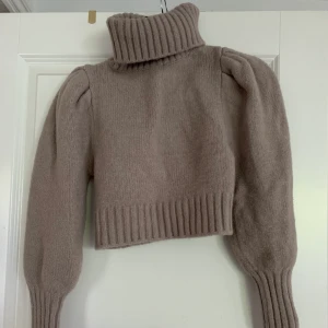 Stickad tröja  - Jättefin stickad tröja med polokrage från Zara. Aldrig använd och prislappen finns kvar. Köpare står för frakt💕